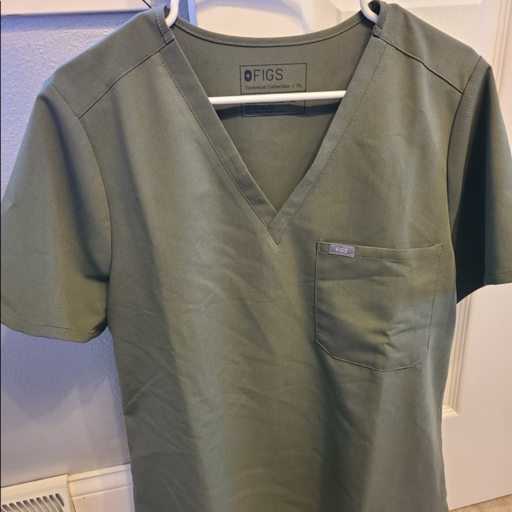 Figs scrub top